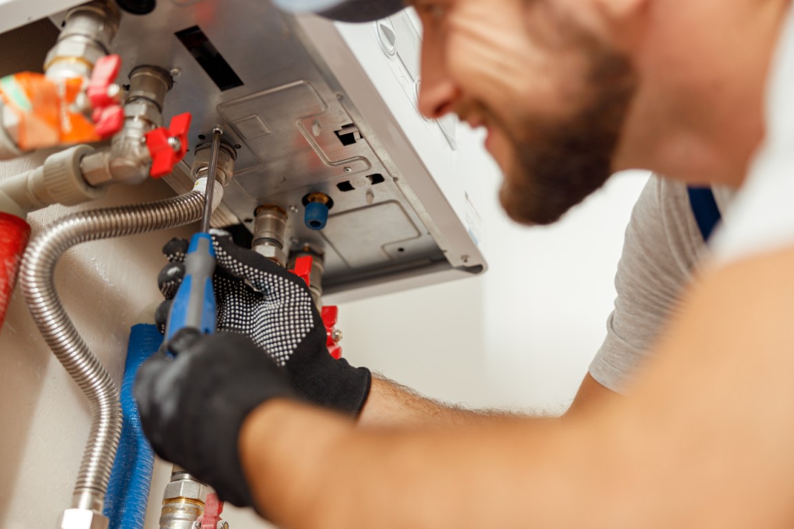 Técnico especializado en calderas Heatline de condensación en Villa del Prado