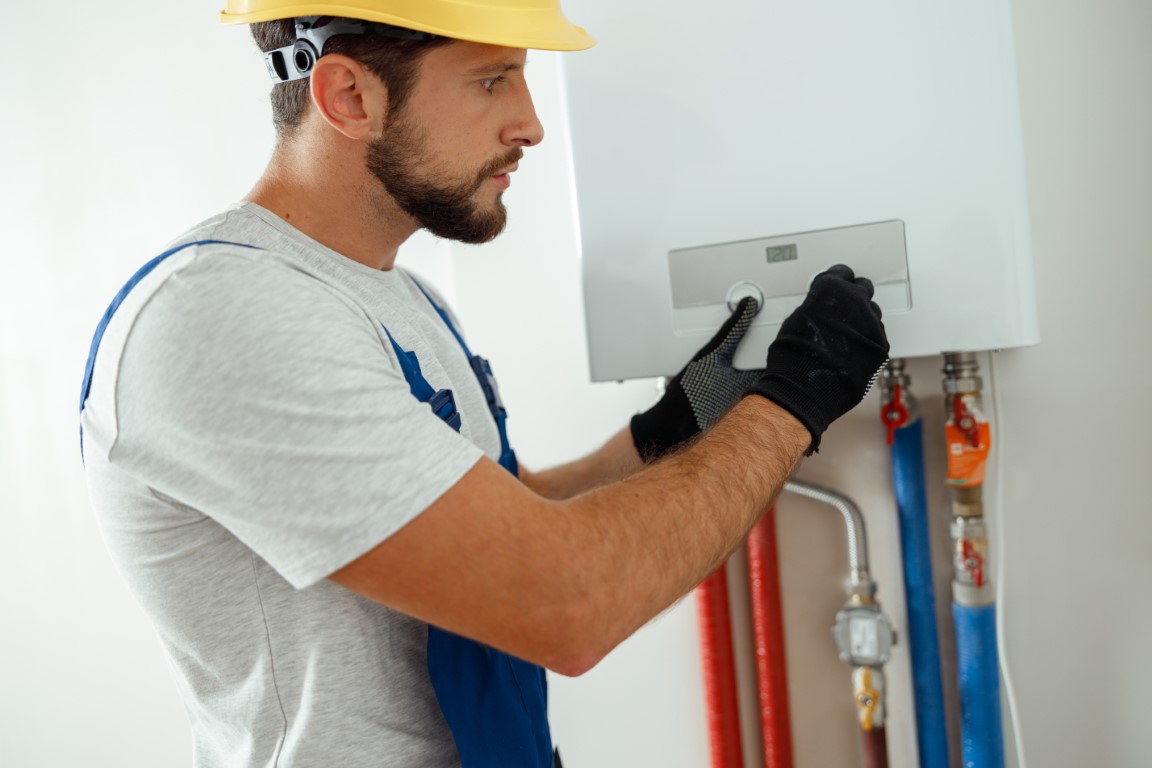 Instalación profesional de caldera Airsol en residencia de Arganzuela