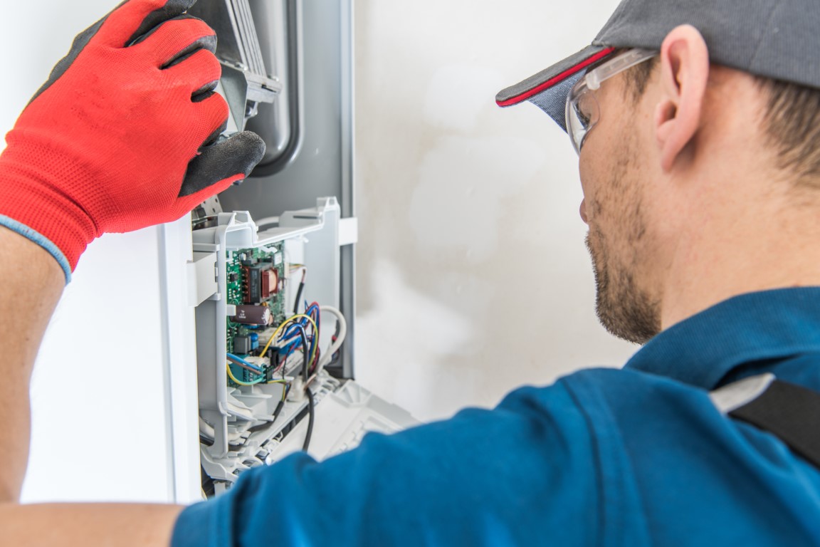 Técnico realizando revisión técnica a caldera Vaillant en Rivas-Vaciamadrid