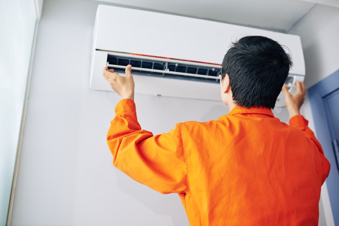 Técnico experto de FUJITSU Las Rozas de Madrid resolviendo una reparación de aire acondicionado en Las Rozas de Madrid.