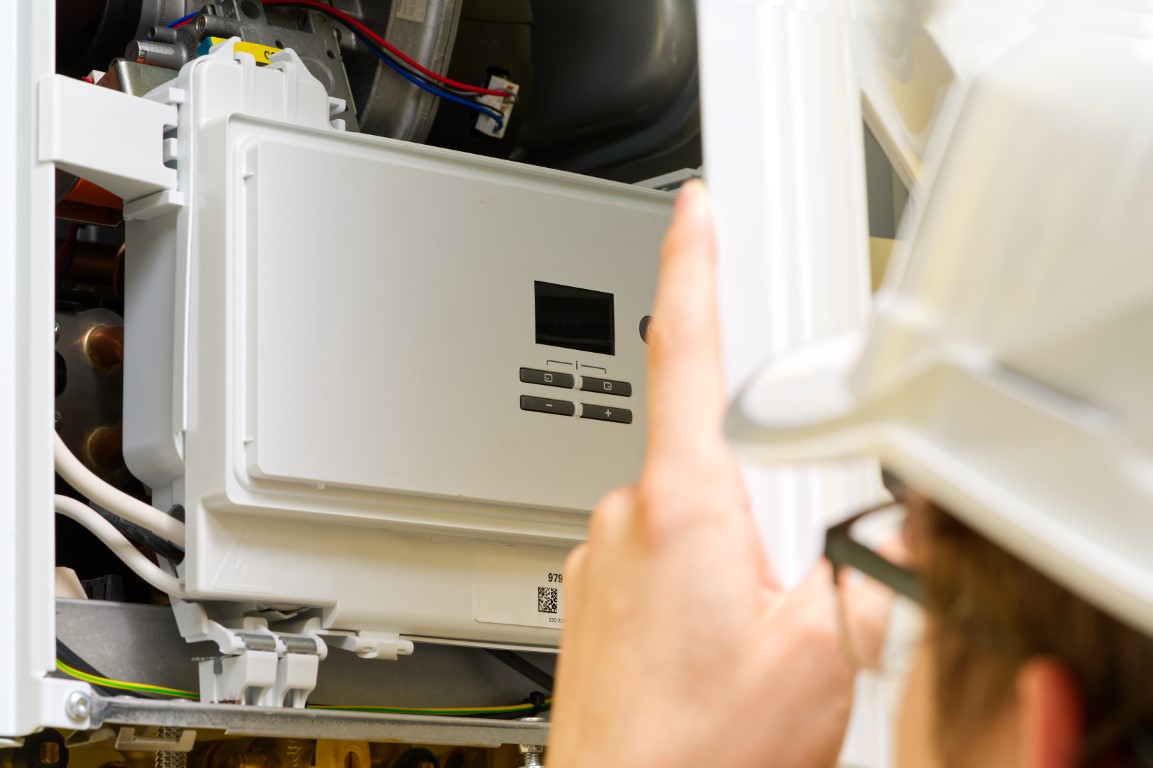 Técnico experto reparando una caldera Junkers eléctrica en Carabanchel